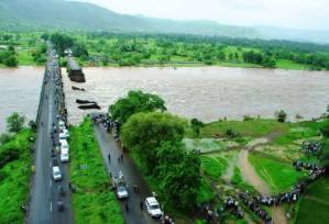 India-Bridge-Collapse5-580x395