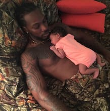 দেখুন, মেয়ের সঙ্গে ক্রিস গেইল