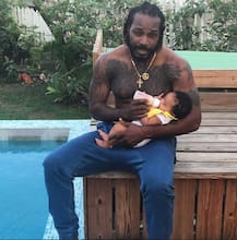 দেখুন, মেয়ের সঙ্গে ক্রিস গেইল