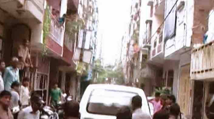 বিছানার নীচে দেহ ঢুকিয়ে দু’দিন ধরে পার্টি করে তারা। গন্ধে যখন আর ঘরে টেকা যাচ্ছে না, তখন তারা ঠিক করে, দেহ ফেলে দিতে হবে। বস্তায় দেহ পুরে তা বাড়ির বাইরে রাস্তার ওপর ফেলে দেয়। তারপর চম্পট দেয় এলাকা থেকে। 