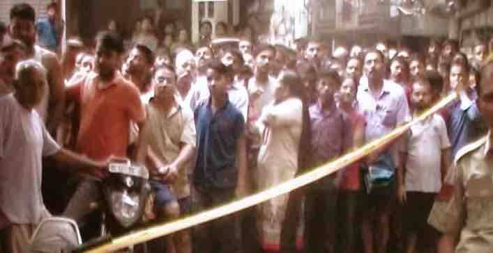 ফিরোজ ও পূজা নিখোঁজ হয়ে যাওয়ায় তাদের ওপরেই সন্দেহ পড়ে পুলিশের। তাদের ধরে জেরা শুরু হয়। তখনই ফিরোজ স্বীকার করে নেয় স্ত্রীকে খুনের কথা। 