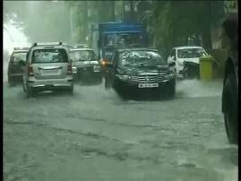 Heavy Rains Disrupt Normal Life Suburban Services In Mumbai ভারী বৃষ্টিতে বানভাসী মুম্বই, স্তব্ধ যান চলাচল