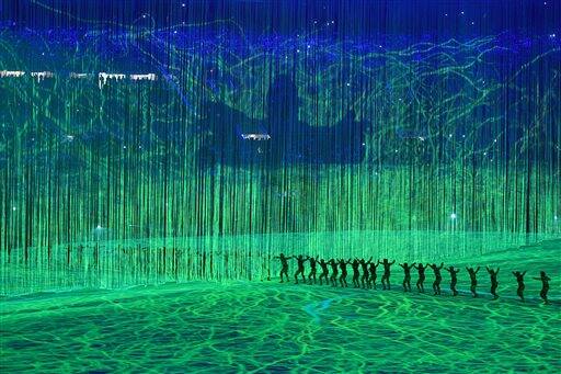 মারাকানা স্টেডিয়ামে নৃত্যশিল্পীরা। ছবি সৌজন্যে এপি