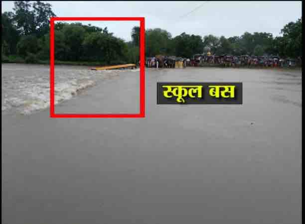 স্থানীয় লোকজনই হাত লাগিয়ে পড়ুয়াদের উদ্ধার করেন। 