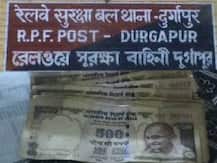 দুর্গাপুর স্টেশনে উড়ছে ৫০০ টাকার নোট! হুড়োহুড়ি যাত্রী ও স্থানীয়দের