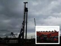 হাওড়া স্টেশনে প্ল্যাটফর্মের শেডের ওপর ভেঙে পড়ল ক্রেন