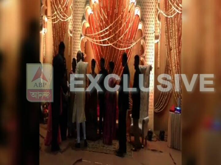 নবদম্পতিকে আশীর্বাদ করতে বিয়ের অনুষ্ঠানে হাজির প্রধানমন্ত্রী নরেন্দ্র মোদী সহ বহু বিশিষ্ট ব্যক্তি। 
