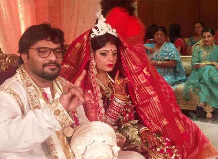 মোদী মন্ত্রিসভার ভারী শিল্প মন্ত্রকের প্রতিমন্ত্রী সাত পাকে বাঁধা পড়লেন বিমানসেবিকা রচনা শর্মার সঙ্গে। 