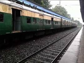 Train Services Disrupted At Howrah Station টিকিয়াপাড়া কারশেডে জল, আজও হাওড়ায় বিপর্যস্ত ট্রেন পরিষেবা