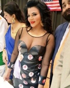 সোশ্যাল নেটওয়ার্কিং সাইটে এই ছবির নিন্দায় মুখর হয়েছেন অনেকেই।কেউ কেউ তো একে প্রচার পাওয়ার কৌশল বলেও মন্তব্য করেছেন।