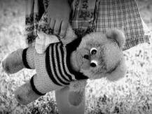 পর্নোগ্রাফিতে ব্যবহারের জন্যে নিজের ৪ বছরের শিশুকন্যা ও কিশোরী মেয়েকে যৌন হেনস্থা মায়ের