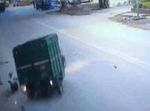 ভিডিও: দিল্লির রাস্তায় টেম্পোর ধাক্কায় দীর্ঘক্ষণ পড়ে থেকে মৃত পথচারী, চুরি মোবাইল!