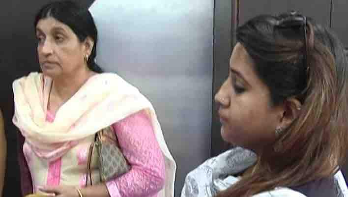 এটিএমের আশেপাশেই ঘুরতেন বৈশালী। কোনও বয়স্কা মহিলা বা তরুণ এটিএমে ঢুকলেই তিনি তাঁদের পিছনে গিয়ে দাঁড়াতেন। এটিএম থেকে টাকা তোলার ক্ষেত্রে কোনও সমস্যা হলেই বৈশালী বলতেন, নিশ্চয় কোনও সমস্যা আছে মেশিনে। দেখি কী করা যায়।