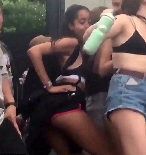 গাঁজায় টান দিলেন মার্কিন প্রেসিডেন্টের মেয়ে? ছবি তো তাই বলছে