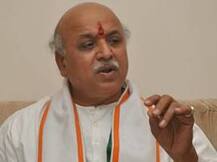 গোরক্ষকদের বিরুদ্ধে মন্তব্য: প্রধানমন্ত্রীকে বিঁধলেন ভিএইচপি নেতা তোগাড়িয়া