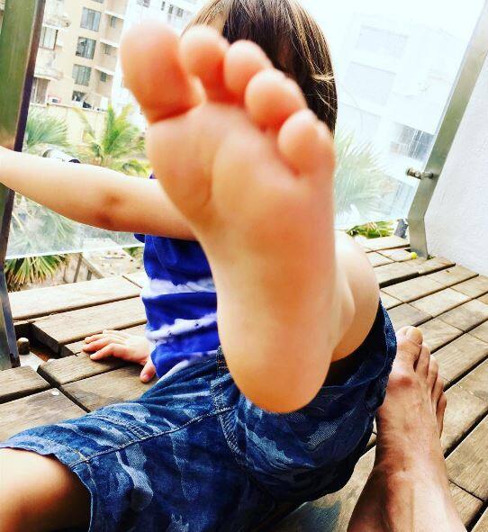  ক্যাপশনে শাহরুখ লিখেছেন, যে কোনও বাবার ছেলের প্রথম কিকের মজা উপলব্ধি করা উচিত।