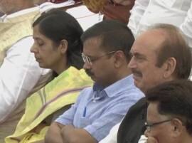 Was Kejriwal Taking A Nap Or Resting His Eyes During Pm Modis I Day Speech মোদীর ৯০ মিনিট বক্তৃতার সময় কী করছেন কেজরীবাল, জেটলি, পর্রীকর? দেখুন