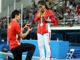 Will You Marry Me Chinese Diver Proposes To Teammate At Rio পুরস্কারের মঞ্চেই হীরের আংটি দিয়ে চিনা ডাইভারকে  বিয়ের প্রস্তাব প্রেমিকের