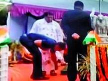 নিরাপত্তাকর্মীকে দিয়ে চটির স্ট্র্যাপ লাগিয়ে সমালোচনার মুখে ওড়িশার মন্ত্রীর সাফাই, 'আমি তো ভিআইপি'