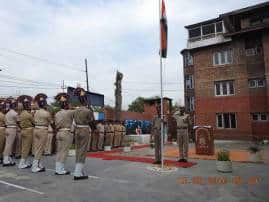 Crpf Officer Pramod Kumar Unfurled Tricolour In Srinagar Just An Hour Before Being Killed In Encounter কাশ্মীরে জাতীয় পতাকা তুলেই জঙ্গিদমনে গিয়ে শহিদ সিআরপি কম্যান্ডান্ট প্রমোদ কুমার