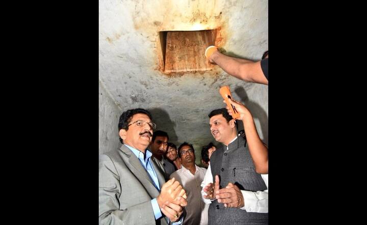 মহারাষ্ট্রের রাজ্যপালের সঙ্গে তাঁর স্ত্রী বিনোধা মঙ্গলবার বাঙ্কার পরিদর্শনে গিয়েছিলেন।