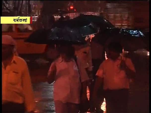 অফিসফেরত যাত্রীদের চূড়ান্ত ভোগান্তি, আগামী ৪৮ ঘণ্টাতেও ভারী বৃষ্টির পূর্বাভাস