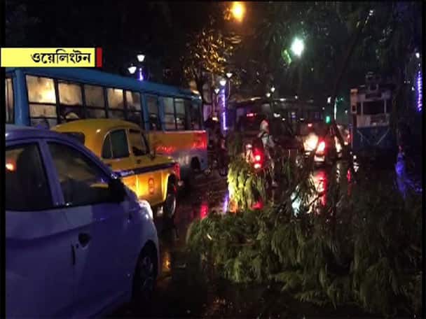 অফিস থেকে ফেরার পথে চরম ভোগান্তি নিত্যযাত্রীদের