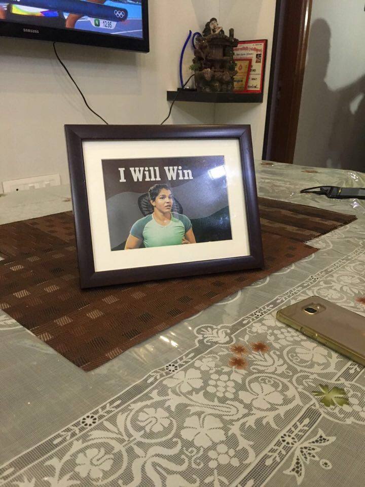 সাক্ষীর দৃঢ়প্রতিজ্ঞা এই ছবিতেই স্পষ্ট। তুমুল আত্মবিশ্বাসে ভর করে বুধবার গভীর রাতে ম্যাটে নামেন তিনি। 