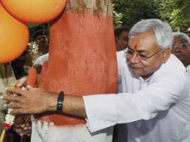 Nitish Ties Rakhi To Tree To Promote Awareness On Environment উদ্দেশ্য পরিবেশ-সৃজন, গাছে রাখী বাঁধলেন নীতীশ