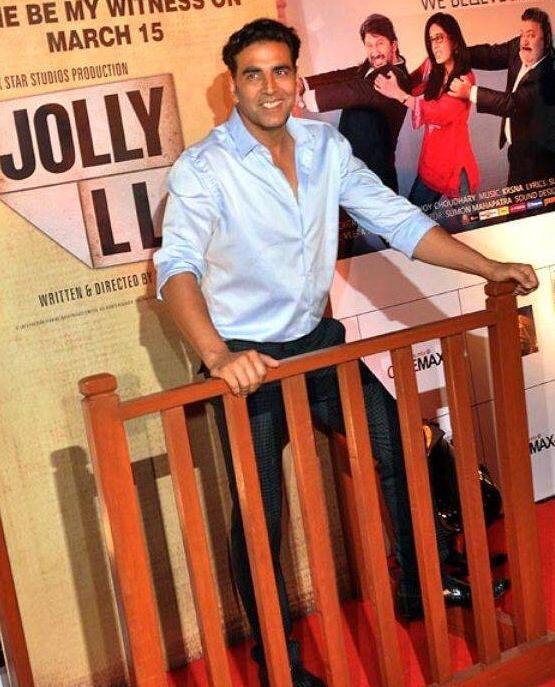 ছবির সিকোয়েলে বাদ পড়ার পর হতাশা গোপন করেননি আর্শাদ। তিনি বলেছিলেন, নির্মাতাদের সিকোয়েলে বড় তারকার প্রয়োজন ছিল। তাই অক্ষয়কে নেওয়া হয়েছে। এর জবাবে অক্ষয় বলেছিলেন, ওই মন্তব্য সম্পর্কে তিনি কোনও প্রতিক্রিয়া দিতে চান না। কারুর কোনও প্রশ্ন থাকলে প্রযোজকদের করা উচিত। একইসঙ্গে তিনি বলেছেন, ‘ওয়েলকাম’ সিনেমায় তিনি ছিলেন। কিন্তু ‘ওয়েলকাম ব্যাক’-এ ছিলেন না। এতে তাঁর খারাপ কিছু মনে হয়নি।