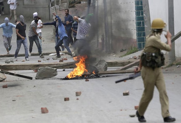 20 Injured In Clash Between Protesters Security Forces কাশ্মীরে নিরাপত্তাবাহিনীকে লক্ষ্য করে পাথর, সংঘর্ষে জখম ২০