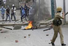 কাশ্মীরে নিরাপত্তাবাহিনীকে লক্ষ্য করে পাথর, সংঘর্ষে জখম ২০