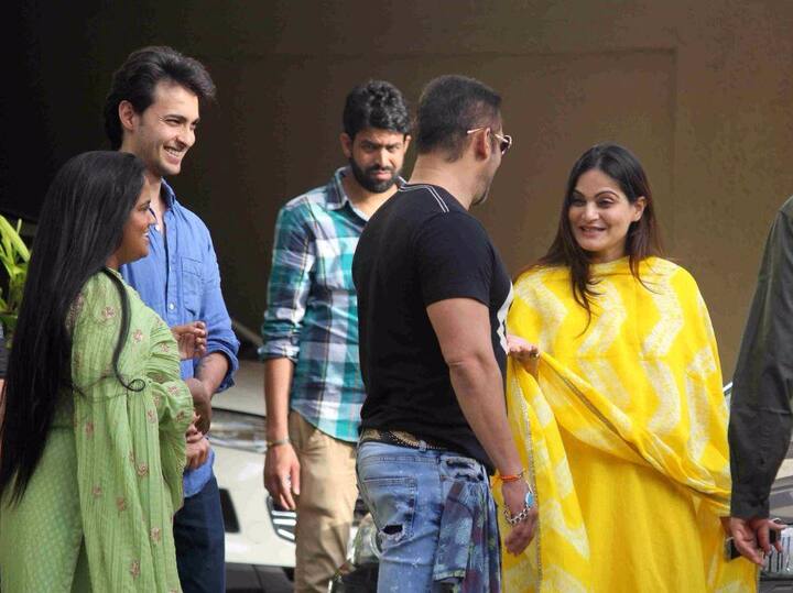 জড়ো হয়েছিল গোটা খান খানদান। 