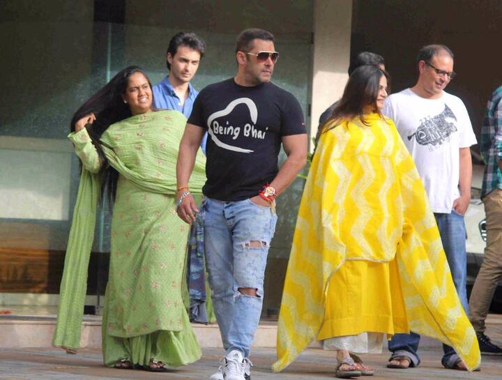 দুই বোন, অর্পিতা ও আলভিরার সঙ্গে সলমন। 