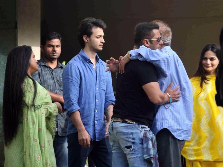 বাবা সেলিম খানকে আলিঙ্গন সলমনের। 