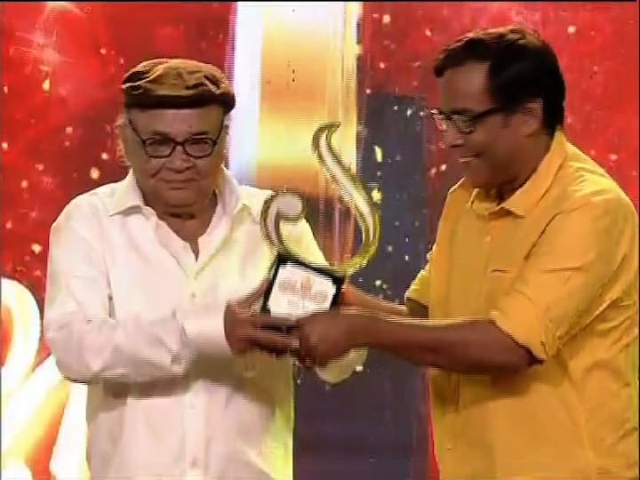 নাট্যকলায় শ্রেষ্ঠত্বের শিরোপা মনোজ মিত্রকে। 