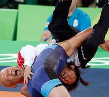 দেখুন, রিও অলিম্পিকে সোনা জেতার পর কোচকে উল্টে ফেললেন জাপানি মহিলা কুস্তিগির