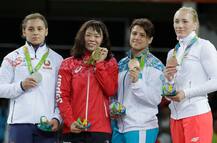 দেখুন, রিও অলিম্পিকে সোনা জেতার পর কোচকে উল্টে ফেললেন জাপানি মহিলা কুস্তিগির