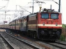 মালদায় লাইনচ্যুত মালগাড়ি, বিভিন্ন স্টেশনে দাঁড়িয়ে একাধিক দূরপাল্লার ট্রেন