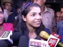 দেশে ফিরলেন সাক্ষী, বিমানবন্দরে উষ্ণ অভ্যর্থনা