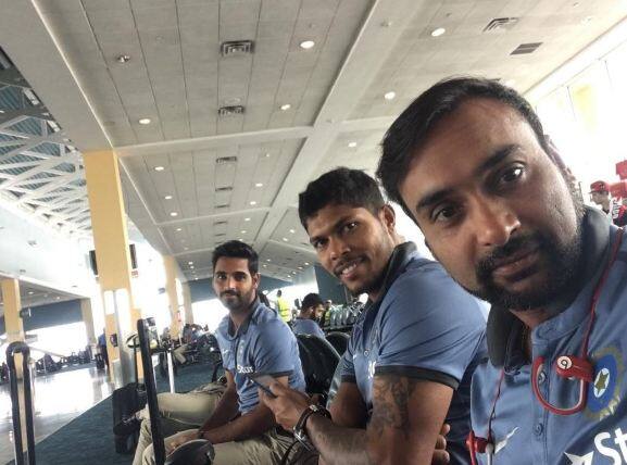 বিমানবন্দরে সেলফি তুলতে ব্যস্ত অমিত মিশ্র, উমেশ যাদব ও ভুবনেশ্বর কুমার