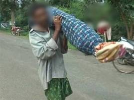 From Hospital Odisha Man Carried Wifes Body 10 Km With Daughter ওড়িশায় হাসপাতাল থেকে গাড়ি দিল না, স্ত্রীর দেহ নিয়ে ১০ কিমি পথ হাঁটলেন স্বামী