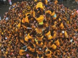 Raj Thackerays Mns Ties Dahi Handi At 49 Feet In Mumbai বুড়ো আঙুল সুপ্রিম কোর্টের নিষেধাজ্ঞাকে, মুম্বইয়ে উঠল ৪৯ ফুট উঁচু দহি হান্ডি