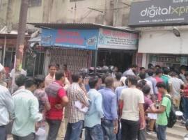 People Throng Stores For Reliance Jios Free 4g Test Sim জিও-র সিম পেতে লম্বা লাইন