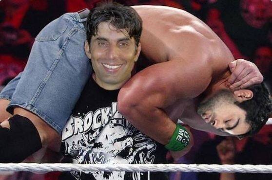 আইসিসি তালিকায় শীর্ষস্থানে ওঠার পর সমর্থকরা পাক টিমকে অভিনন্দন জানানোর পাশাপাশি ভারতের অধিনায়ক বিরাট কোহলির ছবি ব্যবহার করে টিম ইন্ডিয়াকে নিয়ে ঠাট্টা-তামাশা করছেন। পাক সমর্থকরা এমন কতগুলি ছবি ট্যুইট করেছে, যেগুলি ফটোশপ করা হয়েছে।একটা ছবিতে পাক অধিনায়ক মিসবা উল হক পালোয়ানের মতো বিরাট কোহলিকে কাঁধে তুলে নিয়েছেন বলে দেখানো হয়েছে।