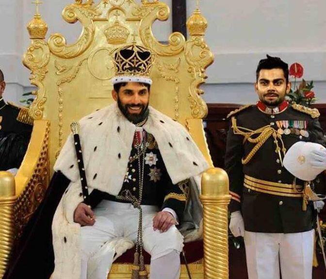 অন্য একটি ফটোশপ করা ছবিতে মিসবাকে রাজার মতো সিংহাসনে উপবিষ্ট দেখানো হয়েছে। আর বিরাটকে দারোয়ানের মতো মিসবার পাশে দাঁড়ানো অবস্থায় দেখানো হয়েছে।