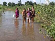 পুলিশের ‘কোলে’ মুখ্যমন্ত্রী, প্রসব বেদনা নিয়ে মহিলাকে বন্যার জলে হাঁটতে হল ৬ কিমি