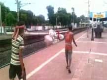 মৃতদেহ নিয়ে যাওয়ার গাড়ি নেই, এবার কোমর থেকে দেহ ভেঙে দুভাগ করে ব্যাগে ভরা হল, ঘটনায় চাঞ্চল্য