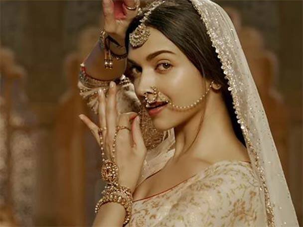 জিমে যাওয়ার বিষয়টা খুব একটা পছন্দ করেন না দীপিকা। পাইলেট অ্যান্ড স্ট্রেচিং, ফ্রিহ্যান্ডের মাধ্যমেই শরীরচর্চা করেন তিনি।