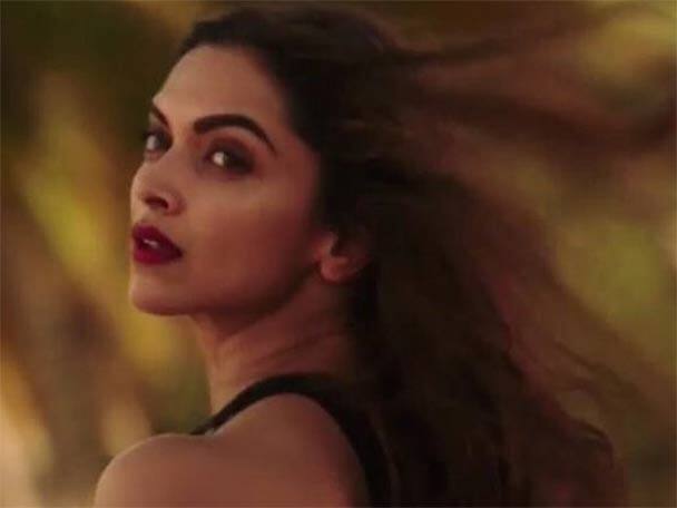 তবে আউটডোর শ্যুটে গেলে উপায় থাকে না। তখন হোটেলের জিমে লাইট ওয়েট ট্রেনিং করেন।